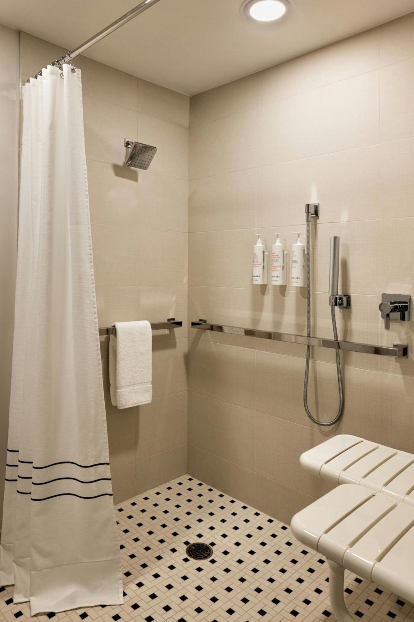 Oshkosh Marriott Waterfront Hotel & Convention Center Bagian luar foto