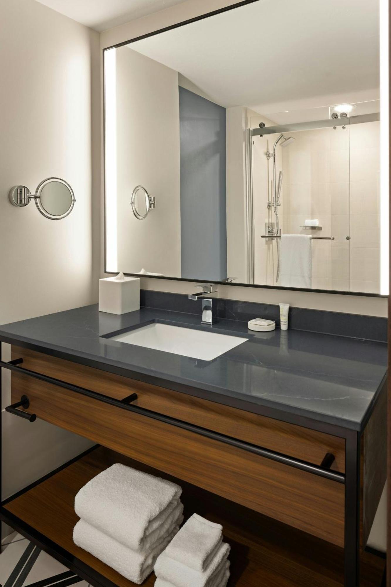 Oshkosh Marriott Waterfront Hotel & Convention Center Bagian luar foto