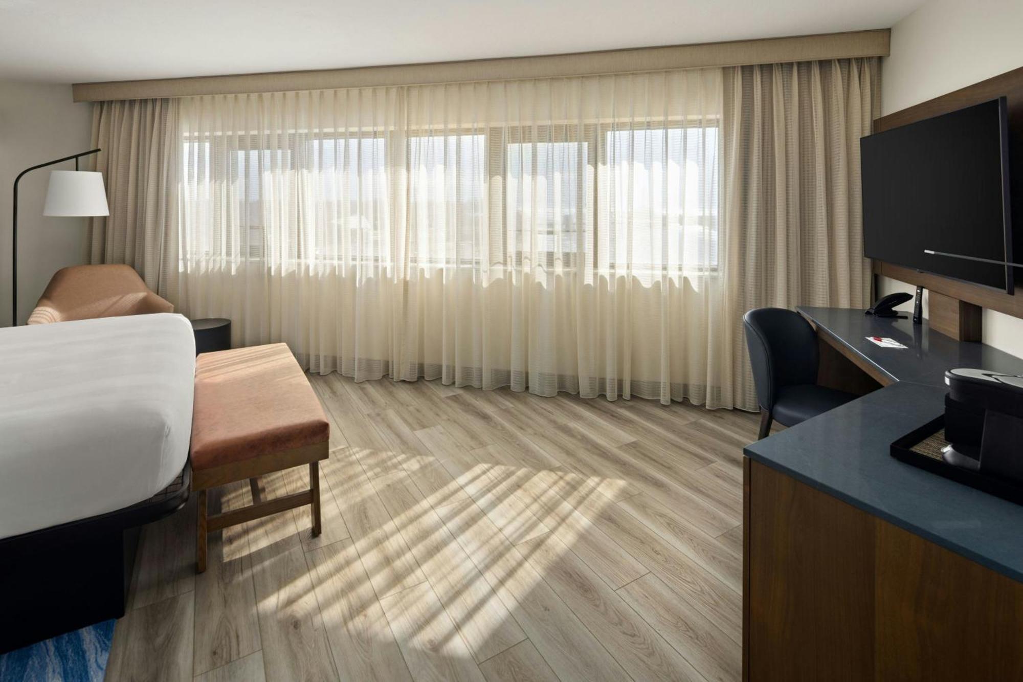 Oshkosh Marriott Waterfront Hotel & Convention Center Bagian luar foto