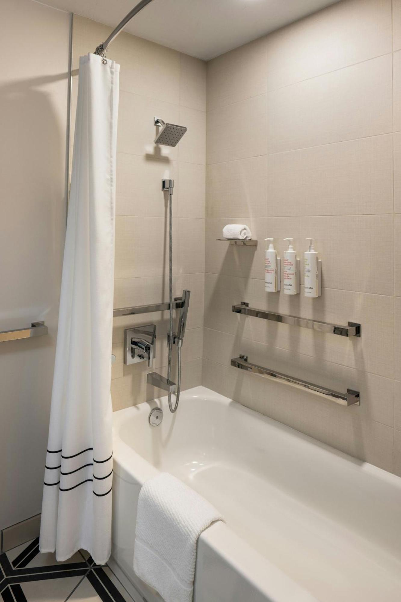 Oshkosh Marriott Waterfront Hotel & Convention Center Bagian luar foto