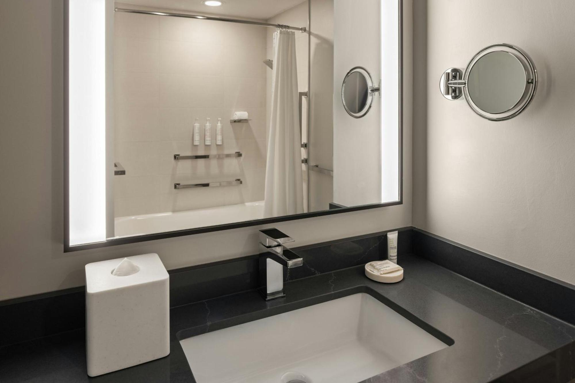 Oshkosh Marriott Waterfront Hotel & Convention Center Bagian luar foto